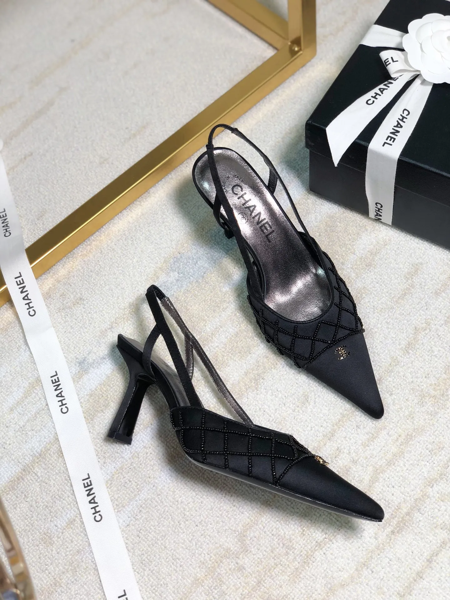 Wholesale direct sales👟👟Ex-factory price 480👟👟 Women's Shoes Factory Chanel Xiaoxiang Vintave medieval style diamond-embellished pointed toe back lace-up high-heeled shoes〰 Size: 34-40 (34,40 can be customized, non-returnable) Xiaoxiang pearl shoes, a must-have classic mid-heeled sandal for goddess~~ Three colors available: black and white apricot The upper is all silk➕The upper is decorated with hand-made beads, sheepskin lining for the feet, dyed genuine leather outsole ★Heel height: 6.5CM Size: 34-40